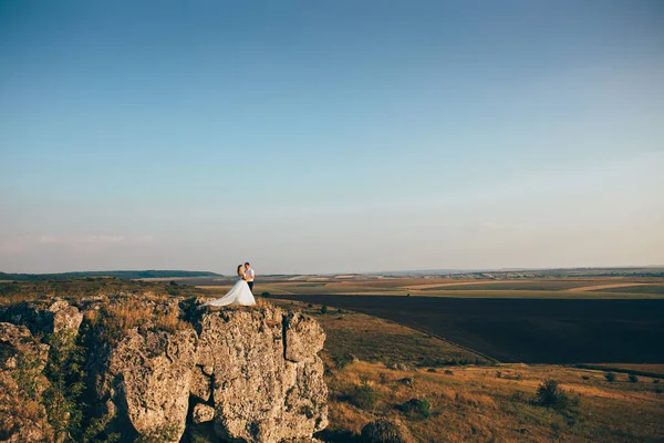 Paisagem com casal de casamento — Fotografia de Stock