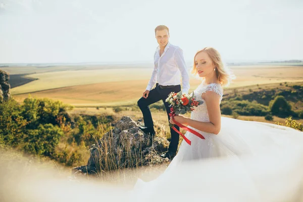 Pareja de boda romántica — Foto de Stock