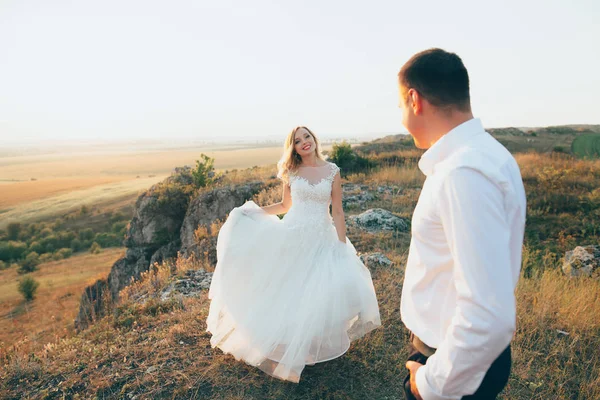 Krásné svatební pár chůze — Stock fotografie