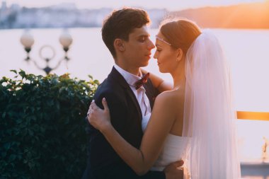 Çift birbirlerine holding