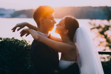 Çift birbirlerine holding