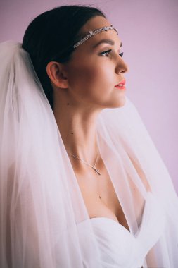 Gelin beyaz gelinlik içinde