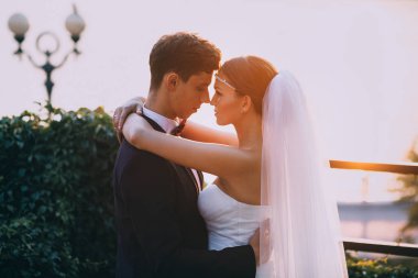 Çift birbirlerine holding