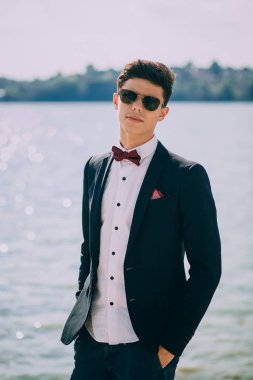 Yakışıklı Damat Düğün elbiseli 