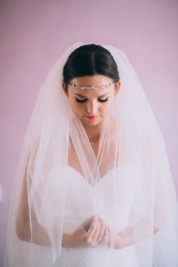 Gelin beyaz gelinlik içinde
