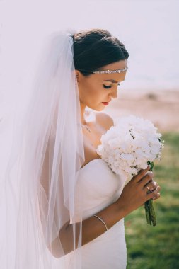 Beyaz gelinlik içinde güzel gelin