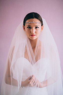 Gelin beyaz gelinlik içinde