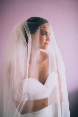 Gelin beyaz gelinlik içinde