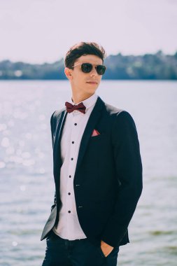 Yakışıklı Damat Düğün elbiseli 