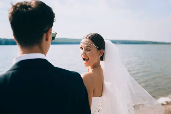 Boldog vőlegény és menyasszony — Stock Fotó