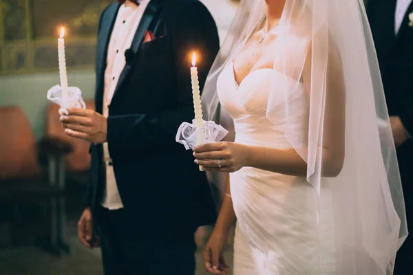 Sposa e sposo che tengono le candele — Foto Stock
