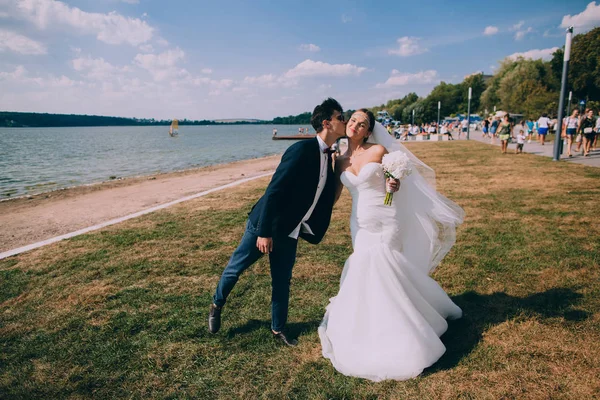 Damat ve gelin Riverside'da — Stok fotoğraf