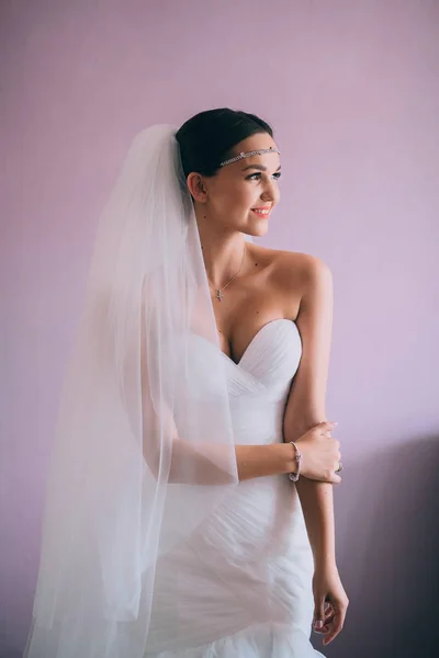 Braut im weißen Brautkleid — Stockfoto