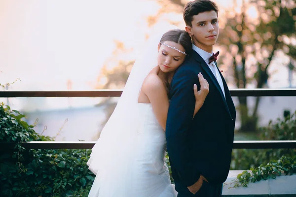 Casal segurando um ao outro — Fotografia de Stock