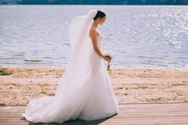 Pengantin cantik dengan gaun pengantin putih — Stok Foto