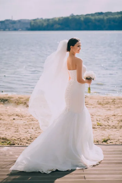 Bella sposa in abito da sposa bianco — Foto Stock