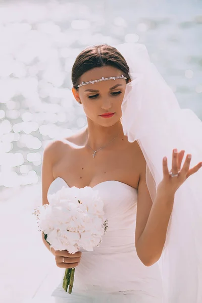 Bella sposa in abito da sposa bianco — Foto Stock