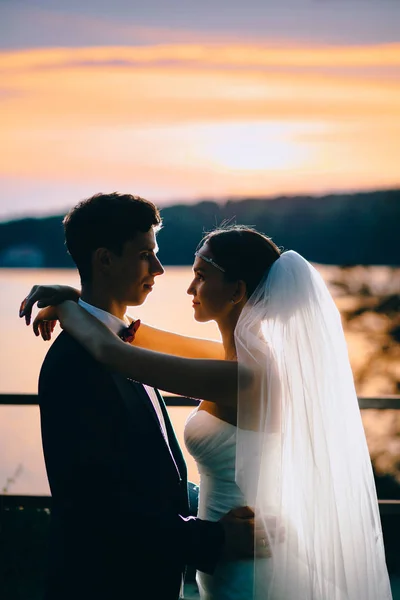 Casal segurando um ao outro — Fotografia de Stock