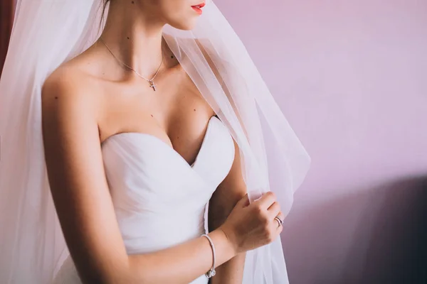 Sposa in abito da sposa bianco — Foto Stock