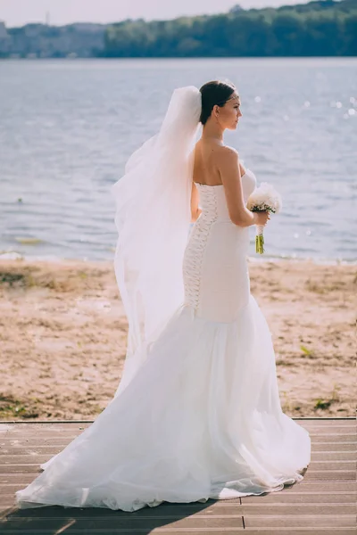 Pengantin cantik dengan gaun pengantin putih — Stok Foto