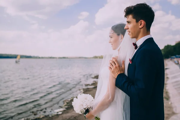 Feliz noivo e noiva — Fotografia de Stock