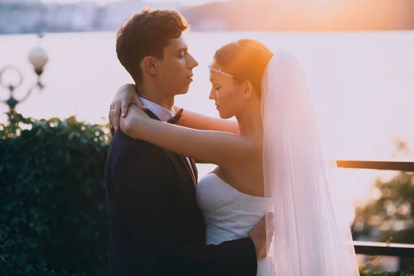 Casal segurando um ao outro — Fotografia de Stock