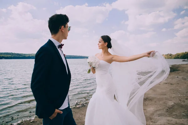 Šťastný ženich a nevěsta — Stock fotografie