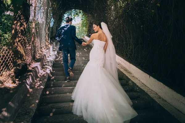 Casal feliz nas escadas — Fotografia de Stock