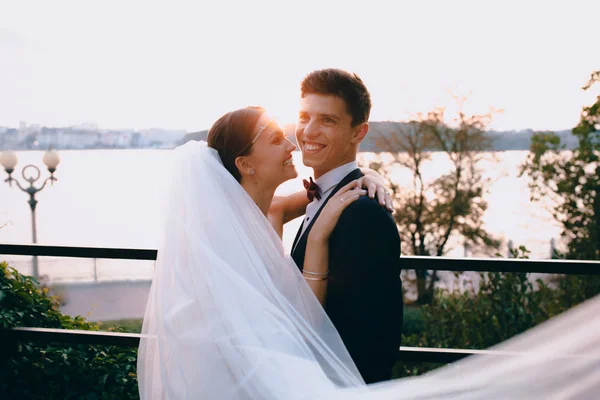 Casal segurando um ao outro — Fotografia de Stock