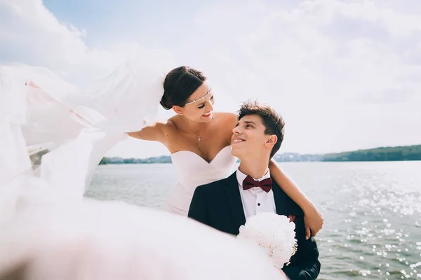 Glücklicher Bräutigam und Braut — Stockfoto