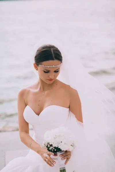 Красивая невеста в белом свадебном платье — стоковое фото