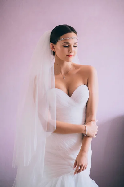 Novia en vestido de novia blanco —  Fotos de Stock