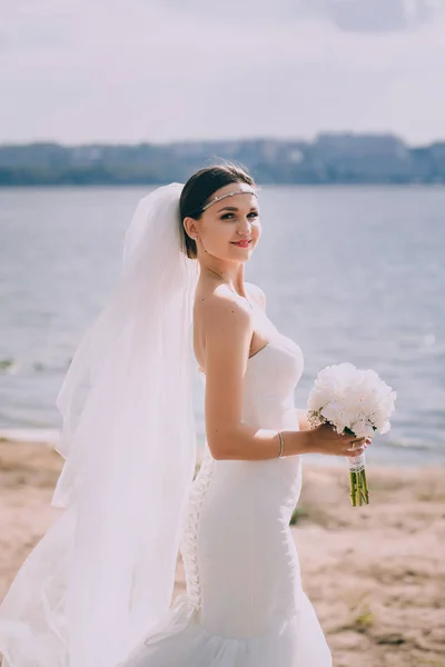 Belle mariée en robe de mariée blanche — Photo