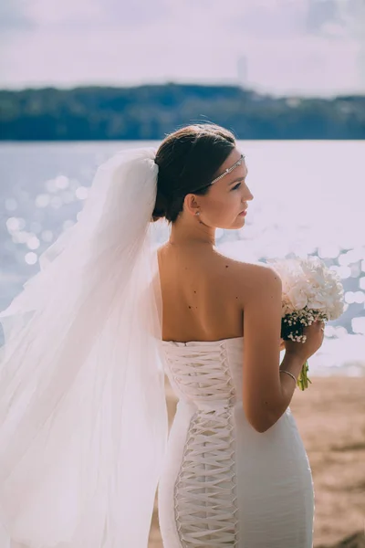 Bella sposa in abito da sposa bianco — Foto Stock