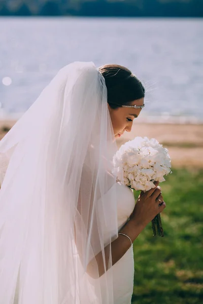 Bella sposa in abito da sposa bianco — Foto Stock