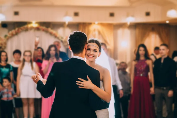 Casal dançando juntos — Fotografia de Stock