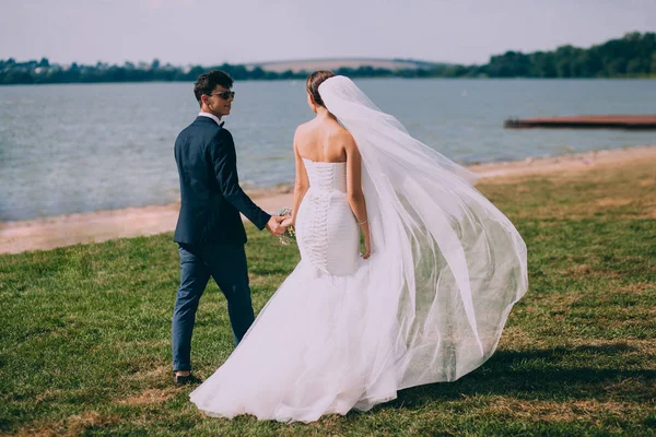 Mariée et fiancée au bord de la rivière — Photo