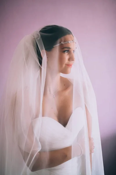 Noiva em vestido de noiva branco — Fotografia de Stock