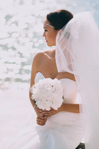 Bella sposa in abito da sposa bianco — Foto Stock