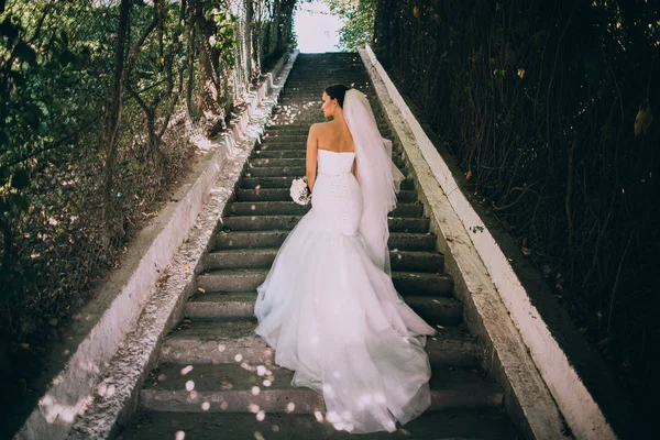 Belle mariée sur les escaliers — Photo
