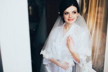 Çekici esmer genç gelin 