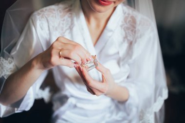 Parfüm kullanarak gelin