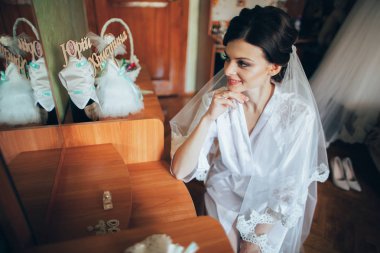 Çekici esmer genç gelin 