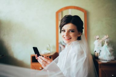 Gelin holding cep telefonu