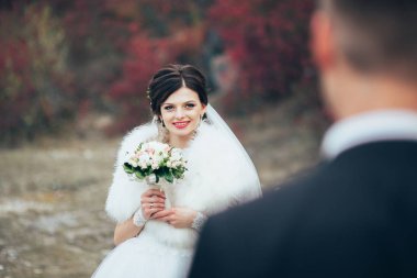 Yeni evli bir düğün yürüyüş