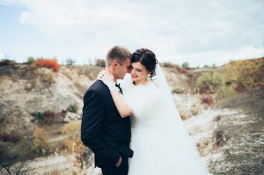 Yeni evli bir düğün yürüyüş