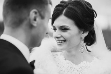 Yeni evli bir düğün yürüyüş