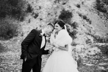 Yeni evli bir düğün yürüyüş