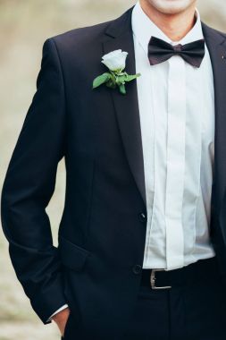 Damat takım ve yaka çiçeği