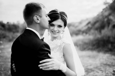 Yeni evli bir düğün yürüyüş